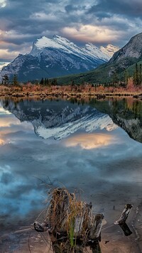 Góry Mount Rundle i jezioro Vermilion Lake