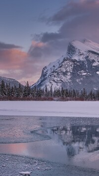 Góry Mount Rundle i zamarznięte jezioro Two Jack Lake