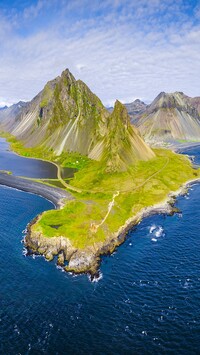 Góry na wybrzeżu Islandii