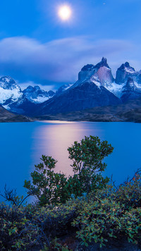 Góry nad rzeką w Chile o zmierzchu
