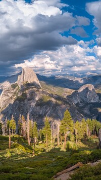 Góry Sierra Nevada w słońcu
