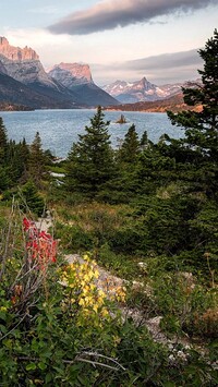 Góry Skaliste i jezioro Saint Mary Lake