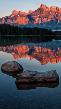 Góry Skaliste i jezioro Two Jack Lake