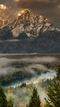 Góry Teton Range i zamglone drzewa nad rzeką