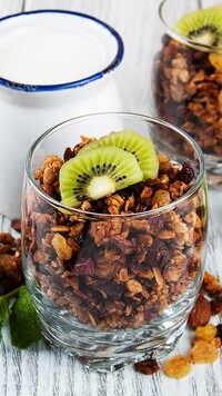 Granola z plastrem kiwi w szklance