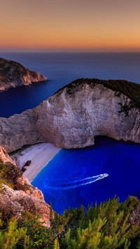 Greckie wybrzeże o zachodzie słońca
