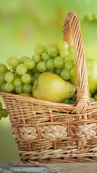 Gruszki i winogrona w koszyku