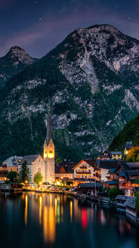 Hallstatt na tle gór nocą