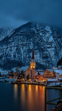 Hallstatt nocą nad jeziorem Hallstättersee