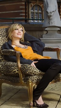 Hilary Duff w fotelu