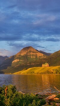 Hotel nad jeziorem Waterton w Kanadzie