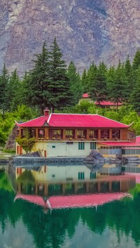 Hotel Shangrila Resort nad jeziorem Lower Kachura Lake w Pakistanie