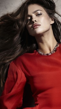 Irina Shayk w czerwonej sukience