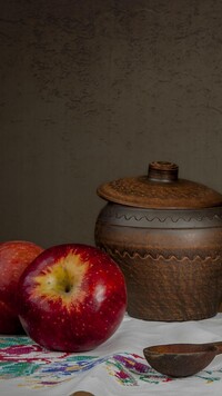 Jabłka obok naczynia