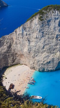 Jachty w zatoce przy plaży Navagio