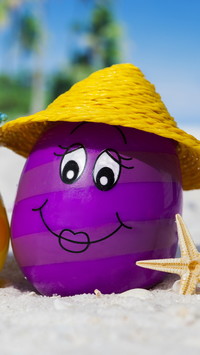 Jajko w kapeluszu na plaży