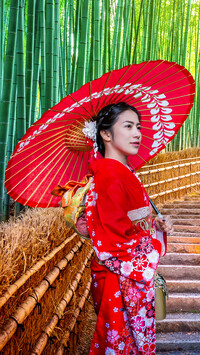 Japonka z parasolką w lesie bambusowym