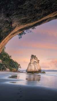 Jaskinia Cathedral Cove nad wybrzeżem