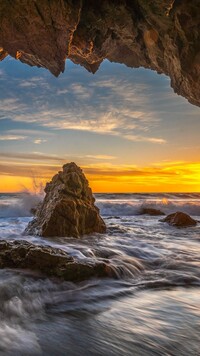Jaskinia na plaży El Matador Beach