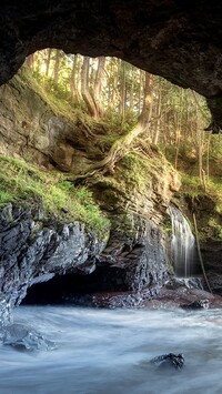 Jaskinia nad rzeką