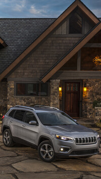 Jeep Cherokee Limited Grey przed domem