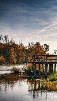 Jesienne drzewa i pomost nad jeziorem