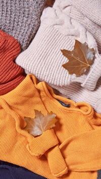 Jesienne liście na swetrach