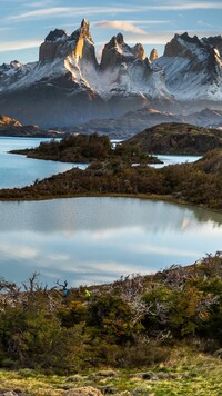 Jeziora na tle gór Cordillera del Paine