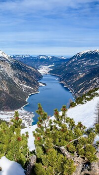 Jezioro Achensee i ośnieżone góry