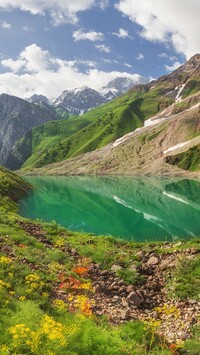 Jezioro Badak w górach Uzbekistanu