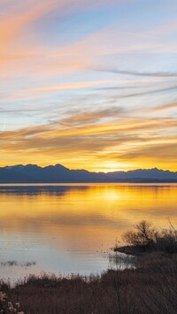 Jezioro Chiemsee o zachodzie słońca