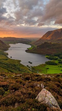 Jezioro Crummock Water w dolinie