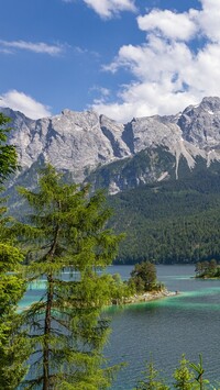 Jezioro Eibsee u podnóża gór