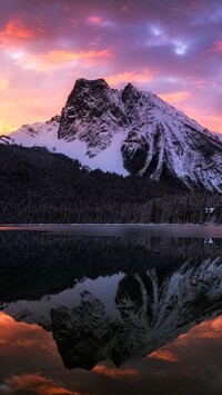 Jezioro Emerald Lake na tle gór