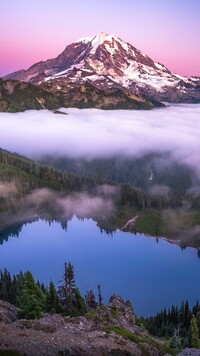 Jezioro Eunice Lake i góra Mount Rainier we mgle