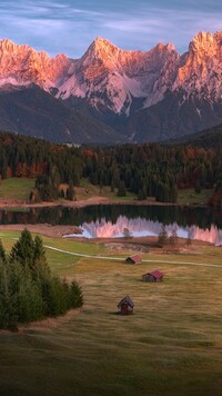 Jezioro Geroldsee i rozświetlone góry Karwendel