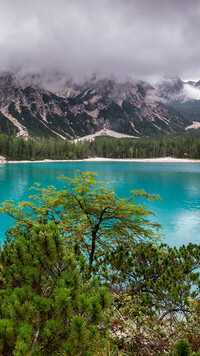 Jezioro Lago di Braies i chmury nad Alpami