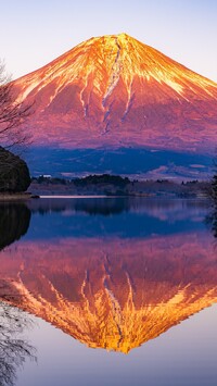 Jezioro Lake Tanuki i rozświetlony wulkan Fudżi w Japonii