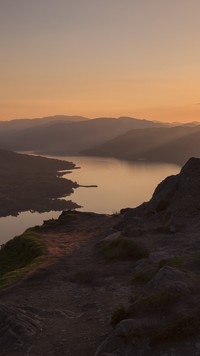 Jezioro Loch Katrine w Szkocji o zachodzie słońca