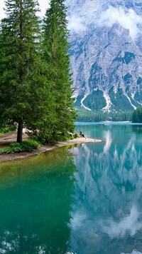 Jezioro Pragser Wildsee w Dolomitach