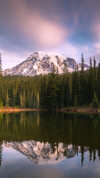 Jezioro Reflection Lake na tle góry