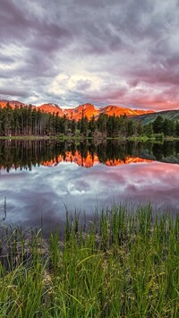 Jezioro Sprague Lake na tle gór