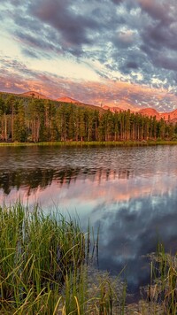 Jezioro Spraque Lake w Górach Skalistych