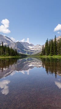 Jezioro Swiftcurrent Lake i góry w oddali