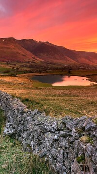 Jezioro Tewet Tarn pod kolorowym niebem