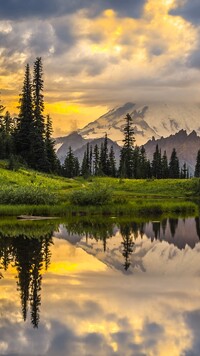 Jezioro Tipsoo Lake i stratowulkan Mount Rainier