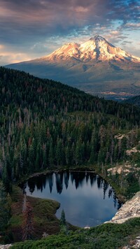 Jezioro Tipsoo Lake i stratowulkan Mount Rainier