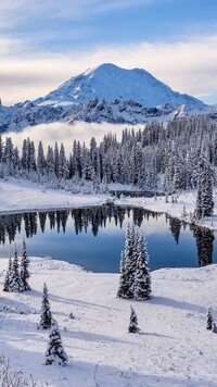 Jezioro Tipsoo Lake i stratowulkan Mount Rainier zimową porą