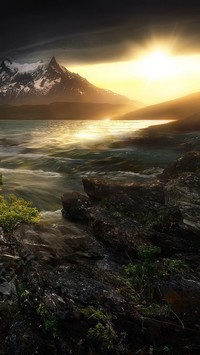 Jezioro Torres del Paine w Chile o wschodzie słońca