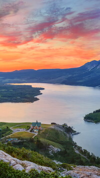 Jezioro Upper Waterton Lake w Kanadzie